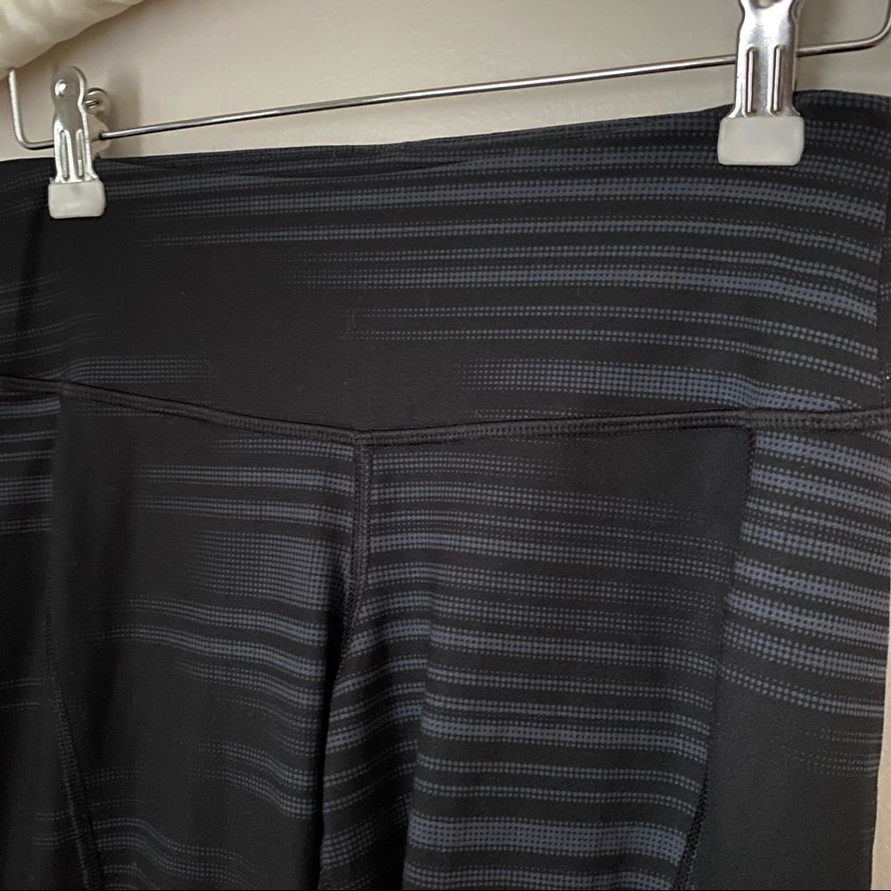 Old Navy Leggings Cropped Capri Active Fitted Black Gray Patterned Athleisure - Picture 3 of 8